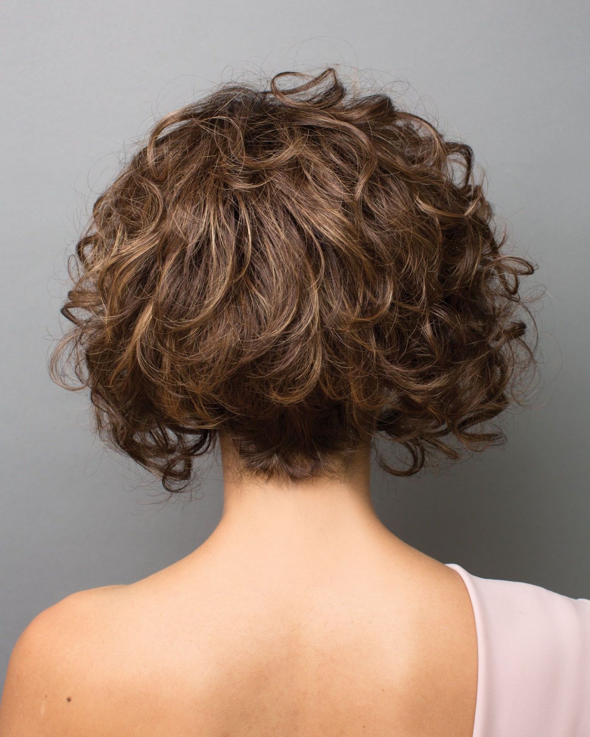 Каре на ножке на вьющиеся волосы