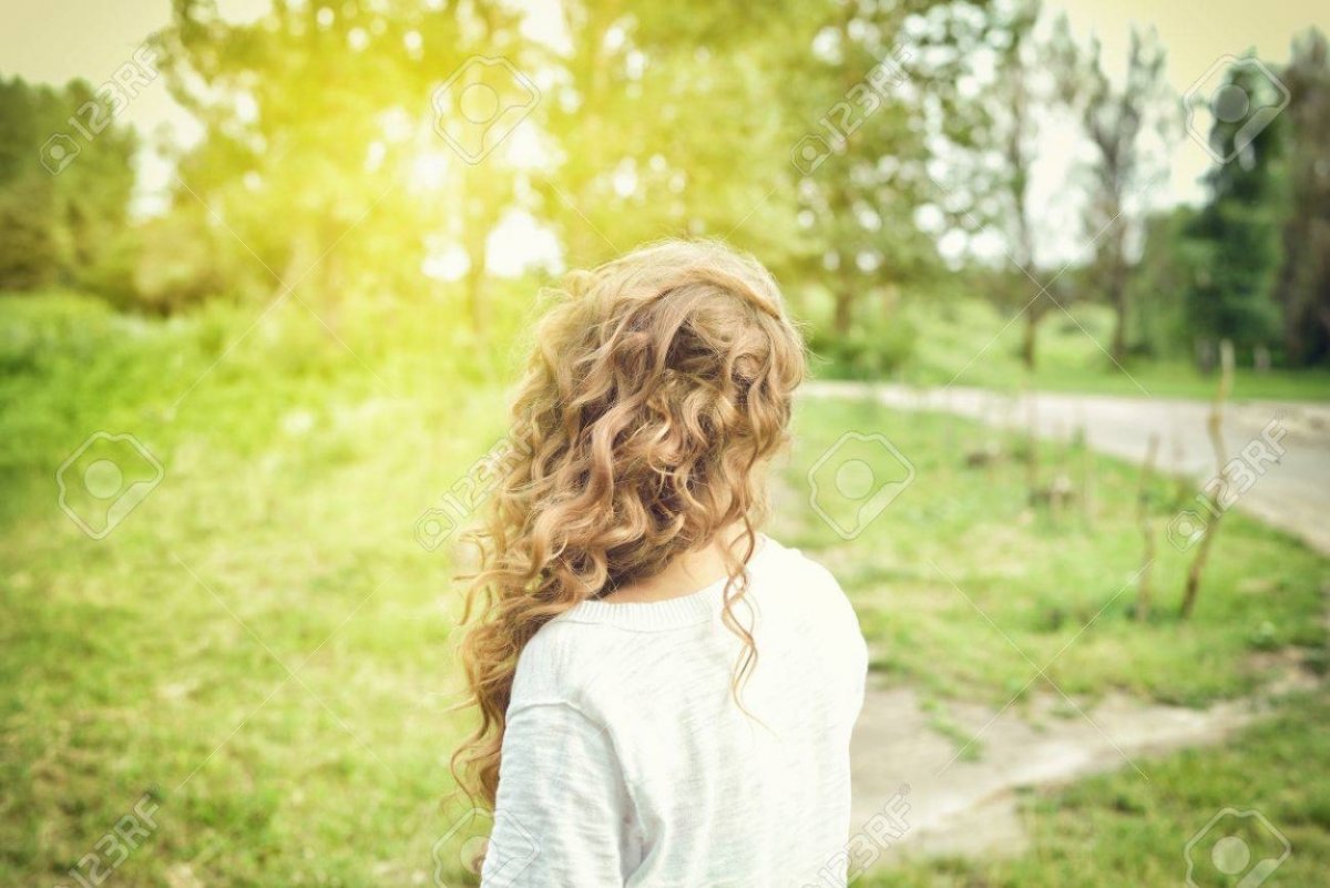 Русые кудрявые волосы со спины