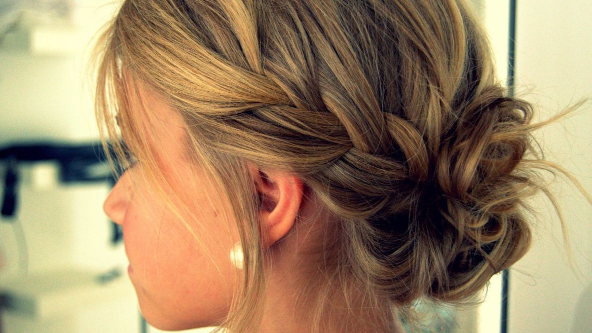 Прически на короткие волосы косы