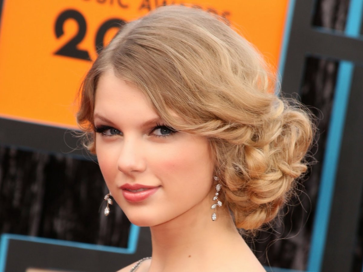 Прическа низкий пучок на свадьбу