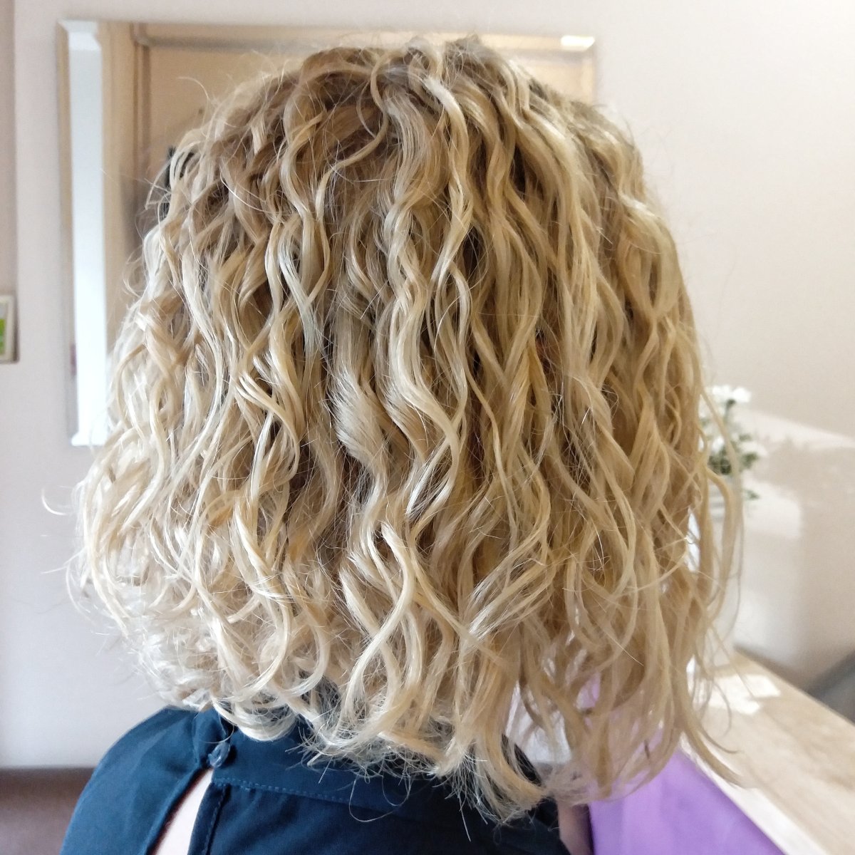 Лёгкая химия на средние волосы