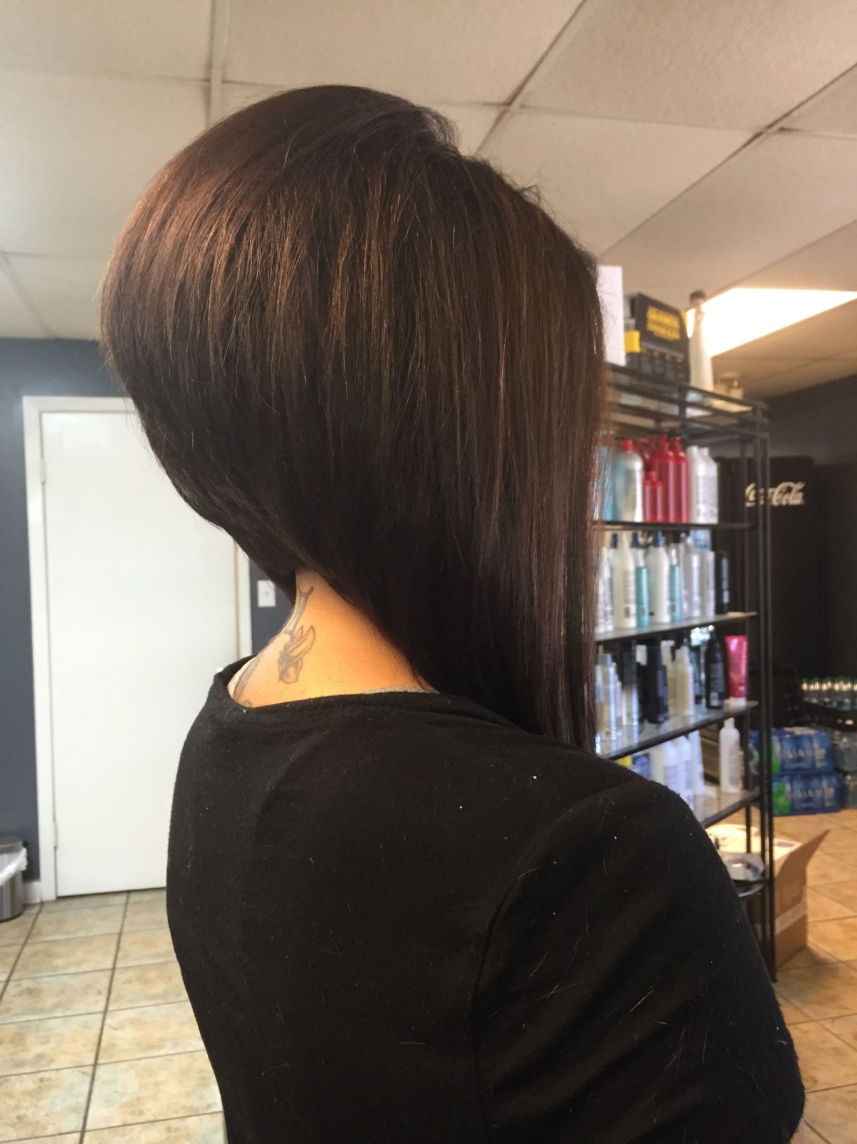 Девушка с каре со спины