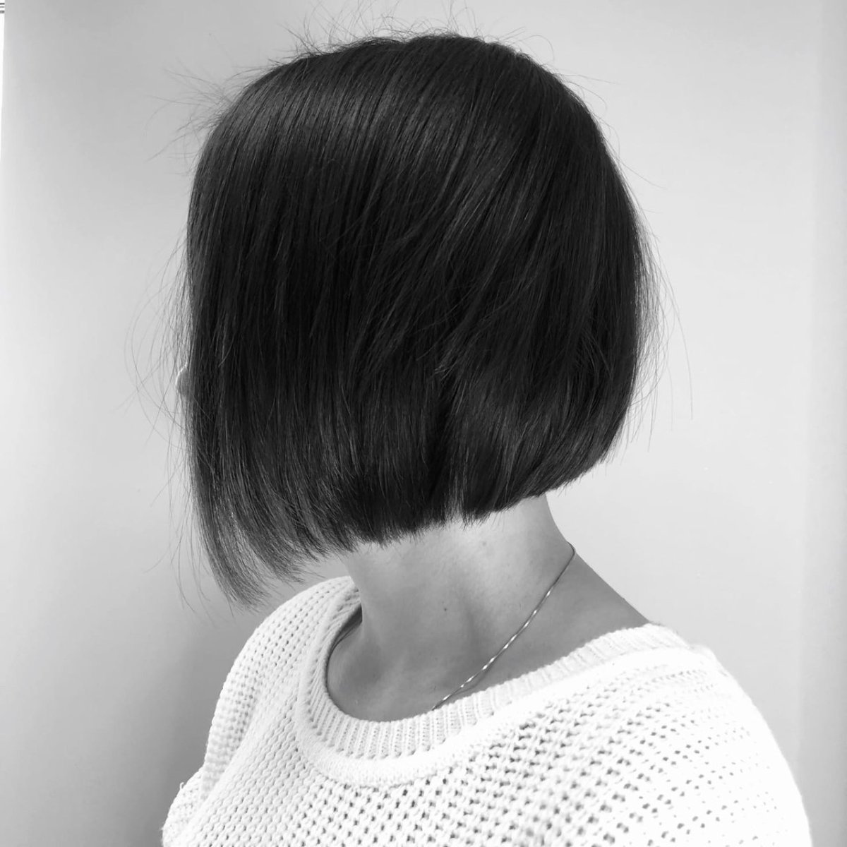 Девушка с каре без лица