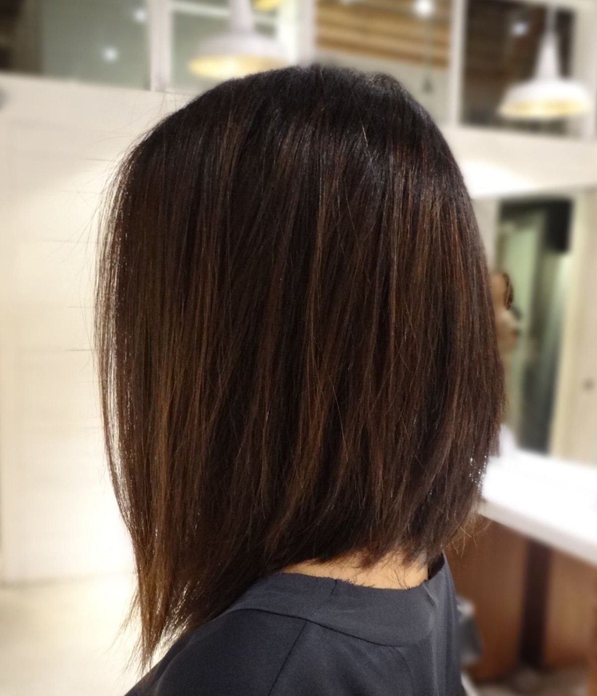 Девушка со спины брюнетка с короткими волосами