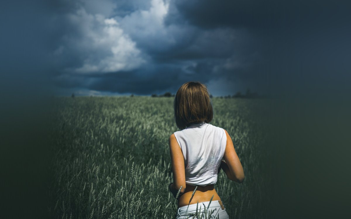 Девушка с короткими волосами со спины