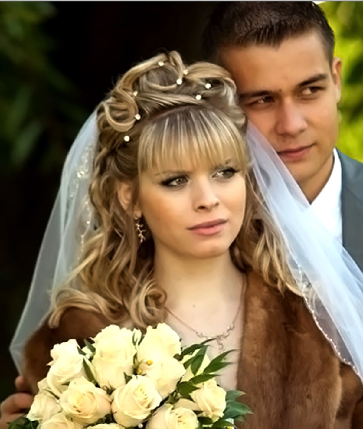 Прическа с челкой и фатой