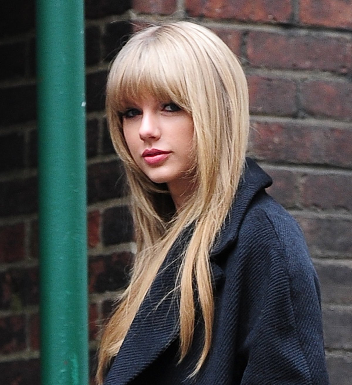 Распущенные волосы с челкой