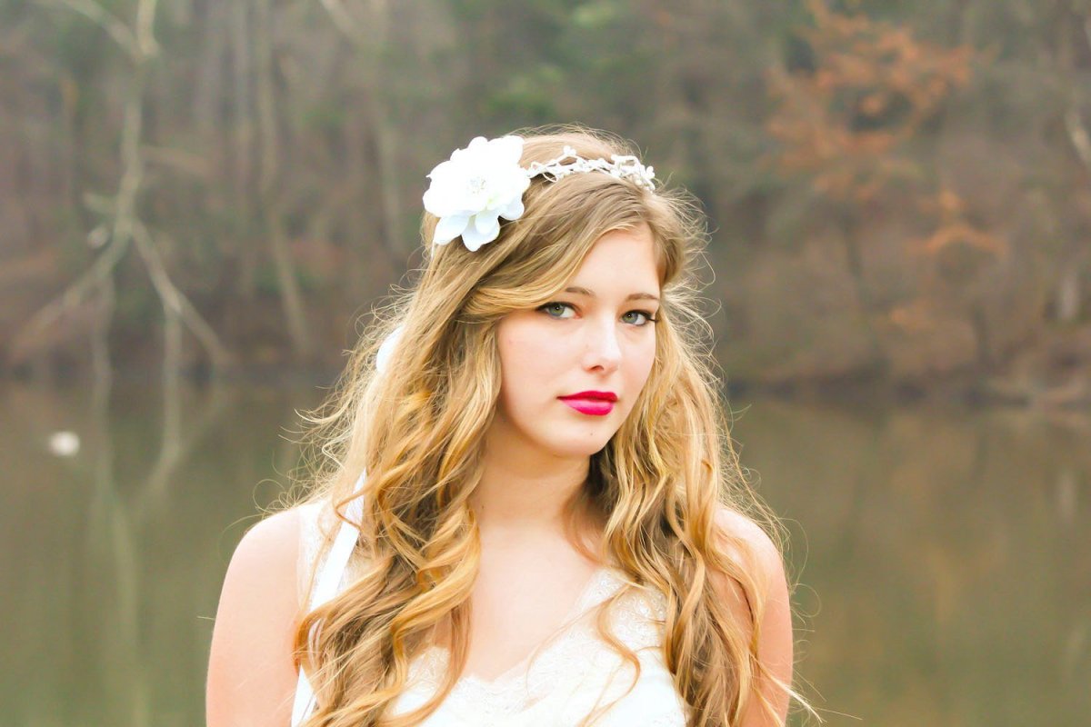 Красивая девушка с распущенными волосами