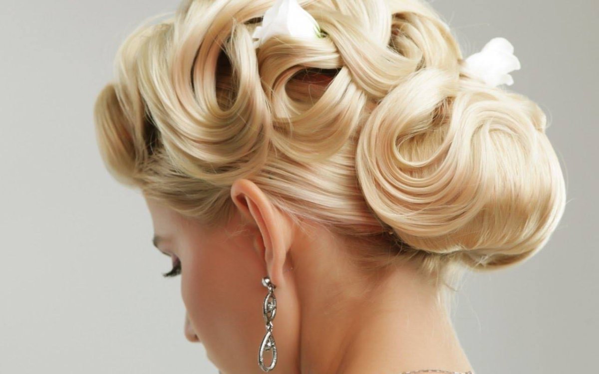 Прически на средний волос праздничные
