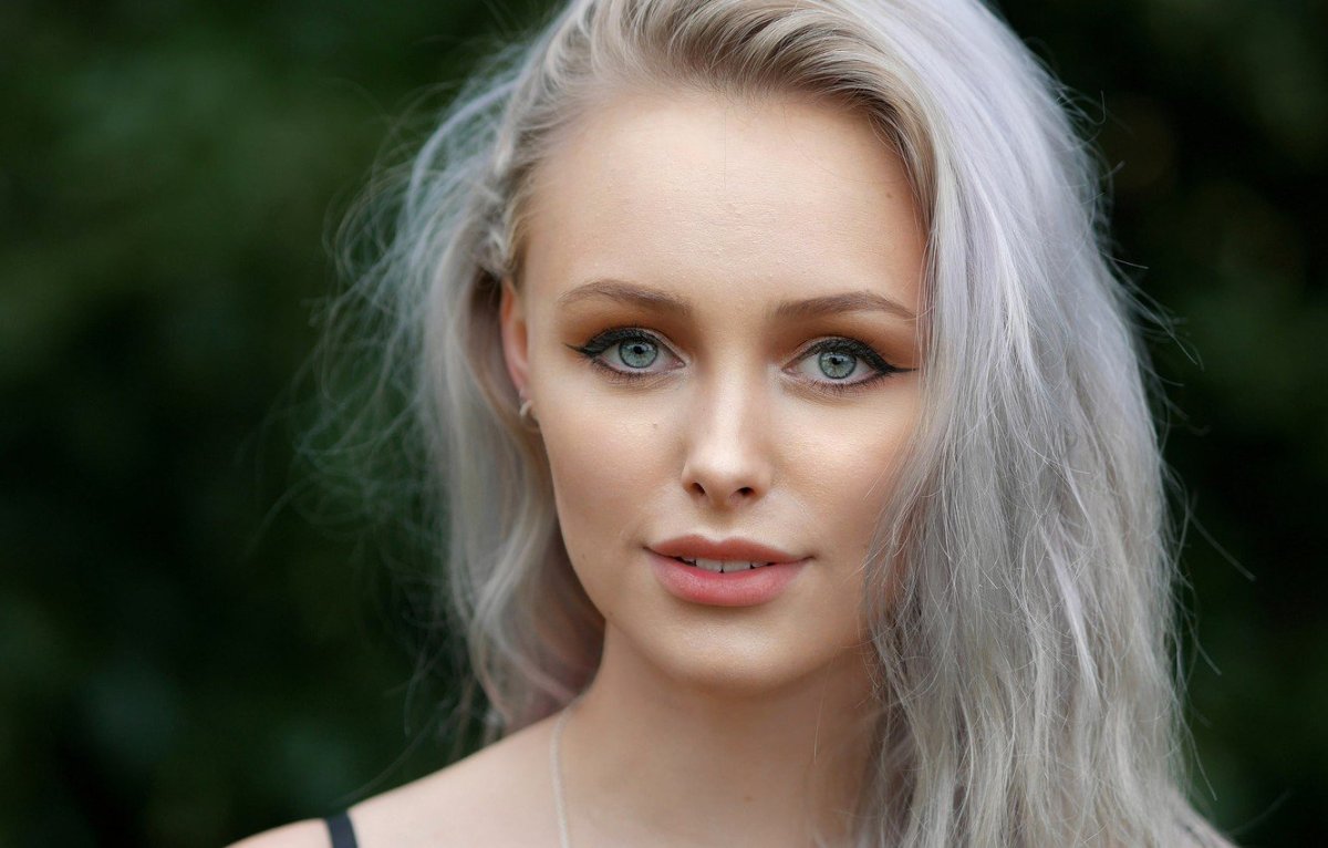 Платиновая блондинка с голубыми глазами
