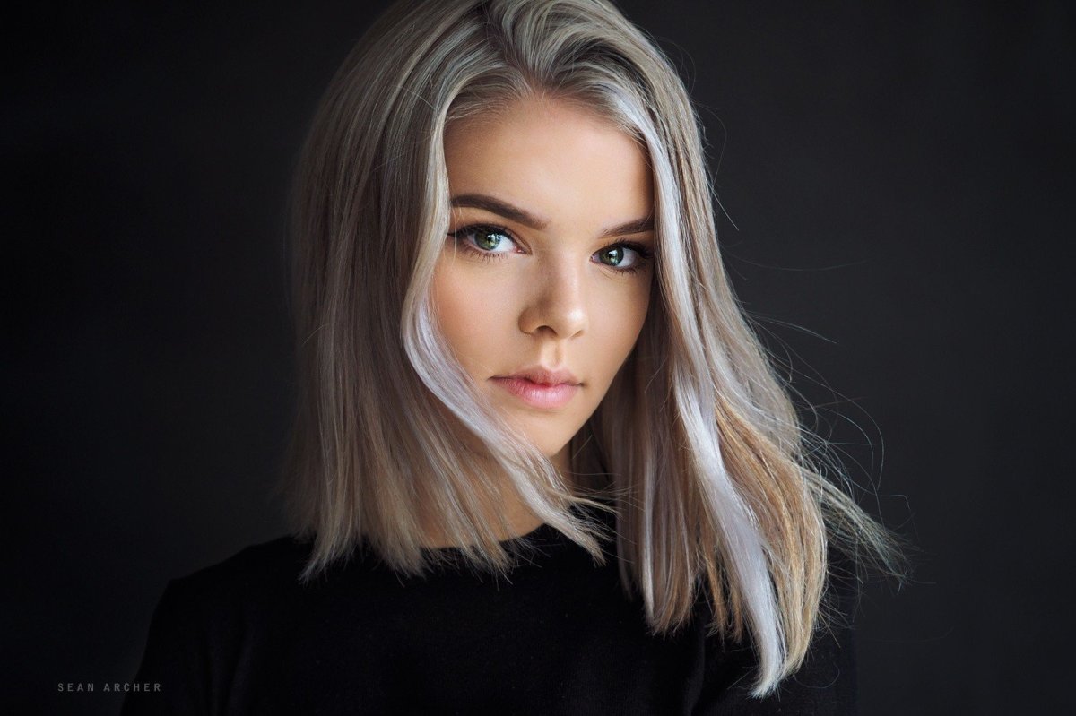 Пепельные волосы и зелёные глаза