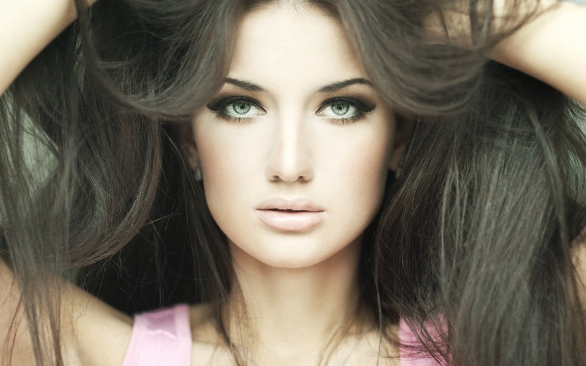 Красивое лицо девушки