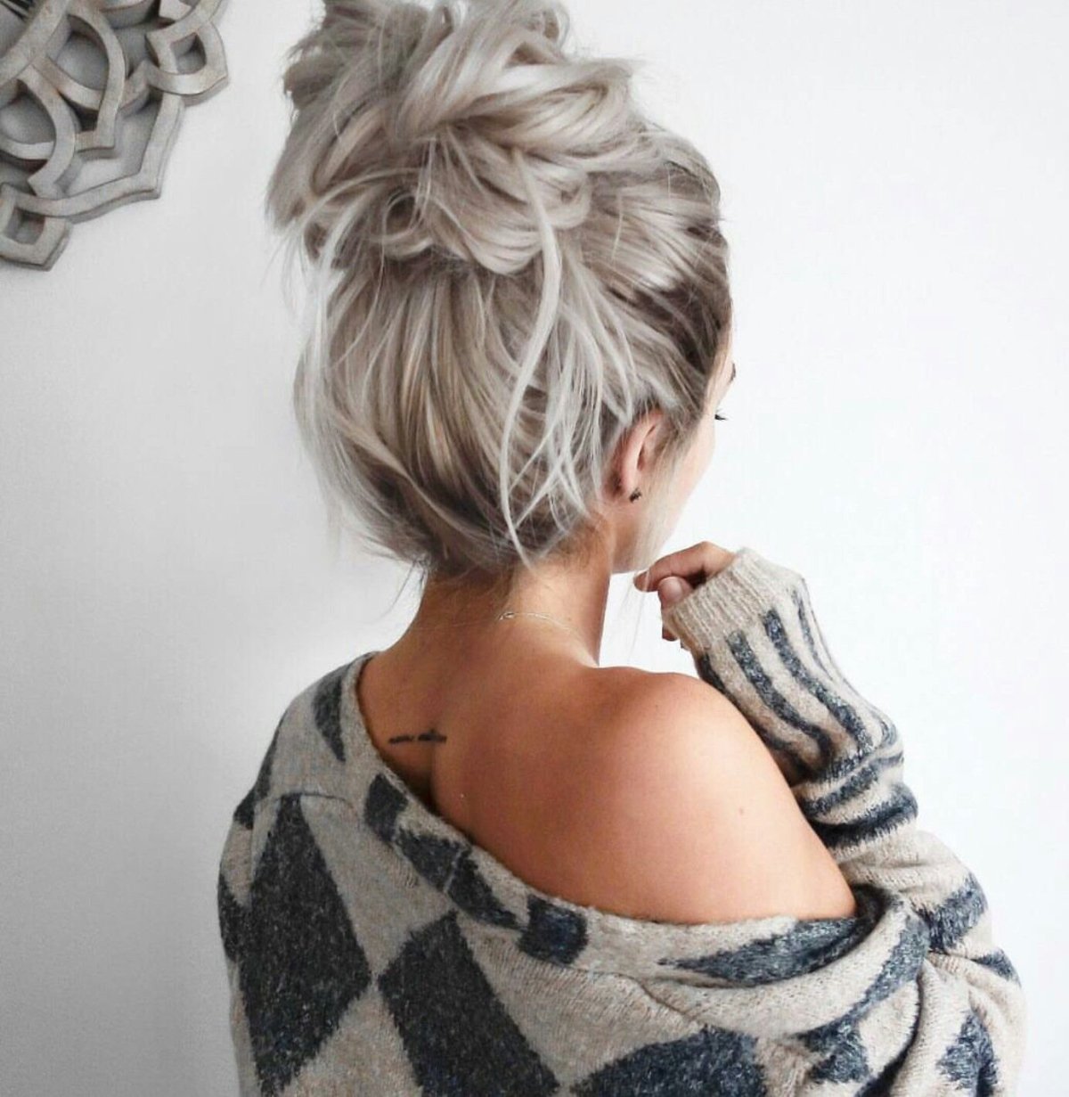 Прическа messy bun