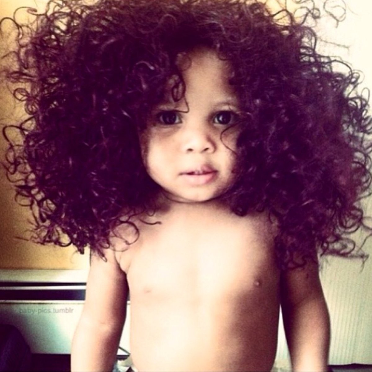 Девочка с кудрявыми волосами