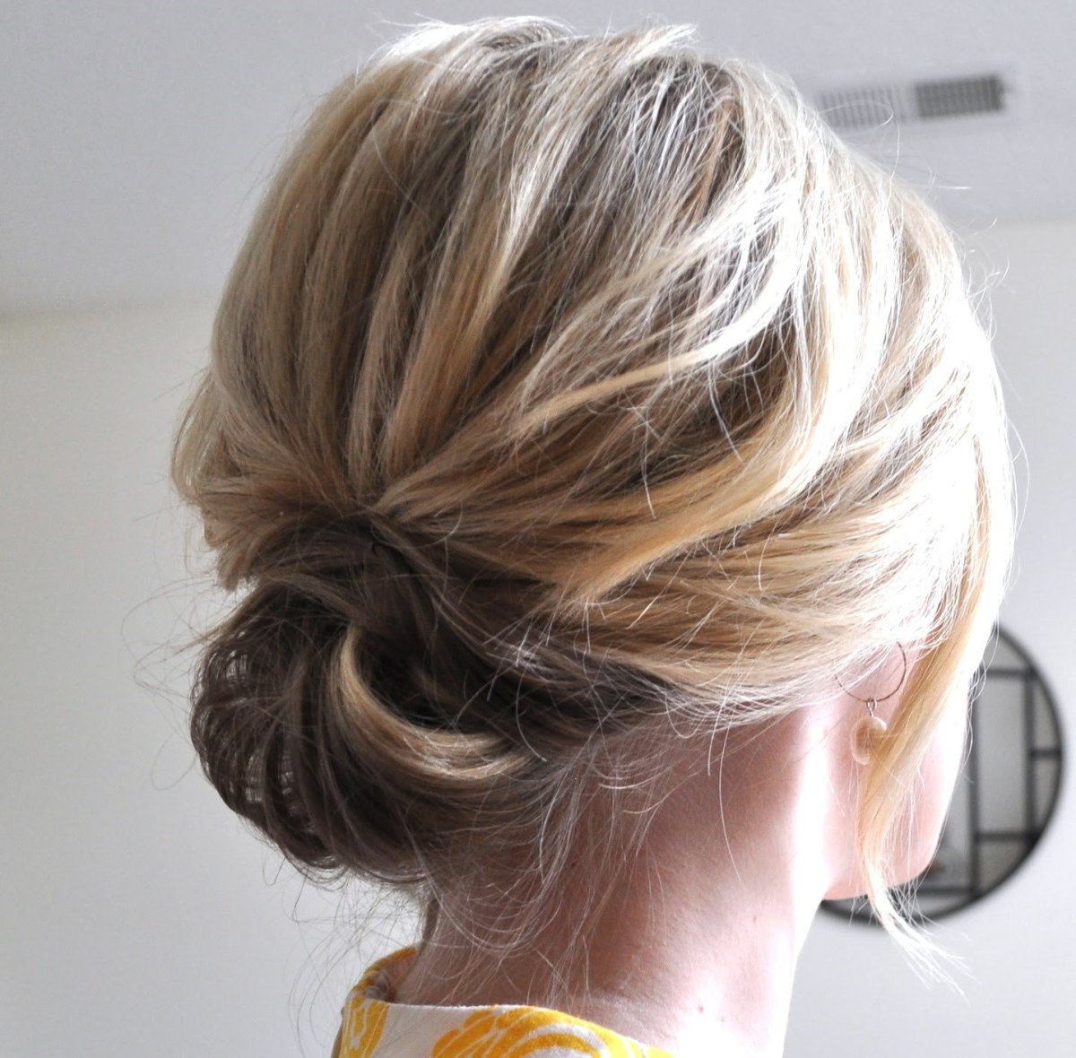 Прическа пучок на короткие волосы