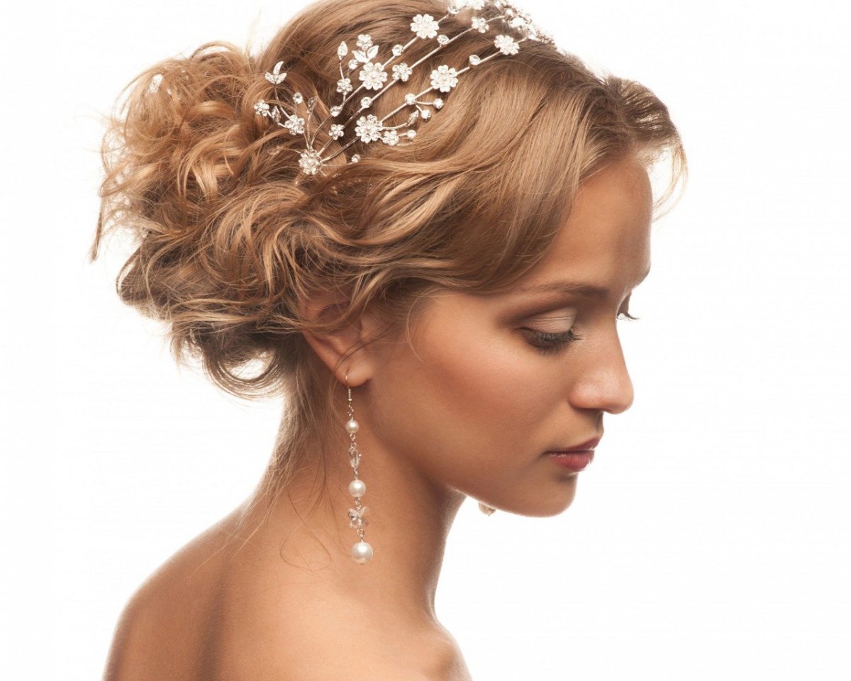 Причёски на тонкие волосы праздничные