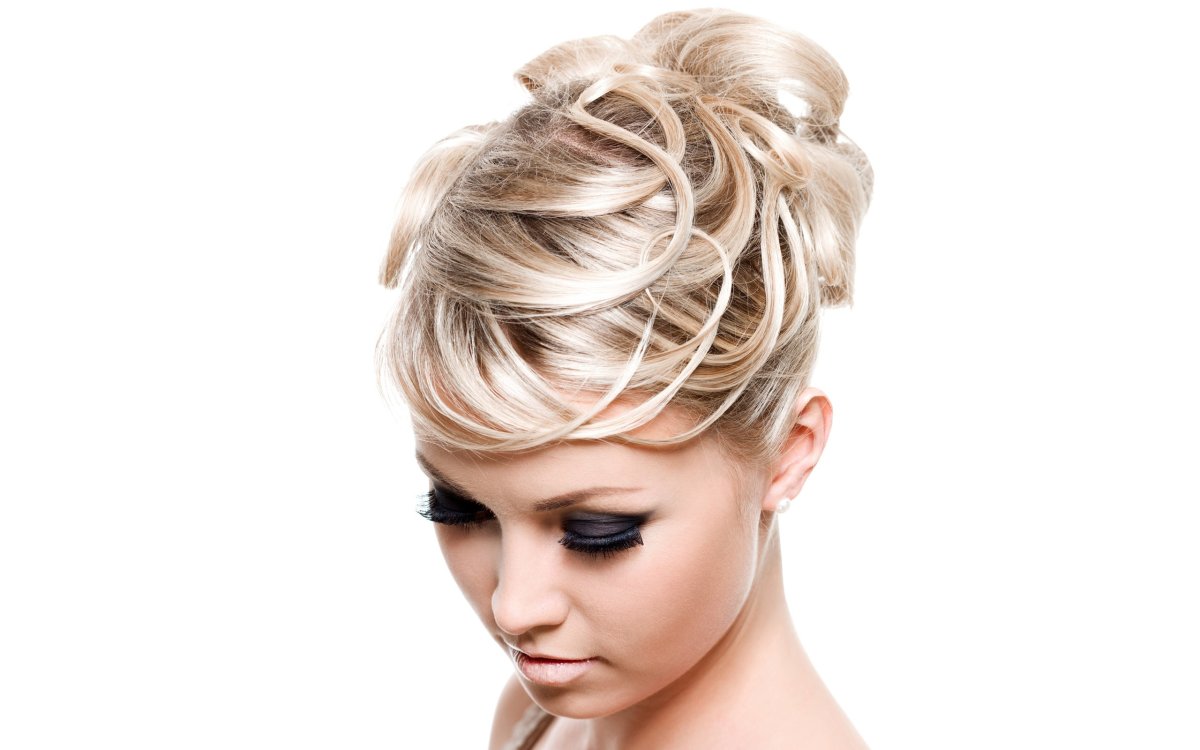 Вечерняя причёска на короткие волосы до плеч