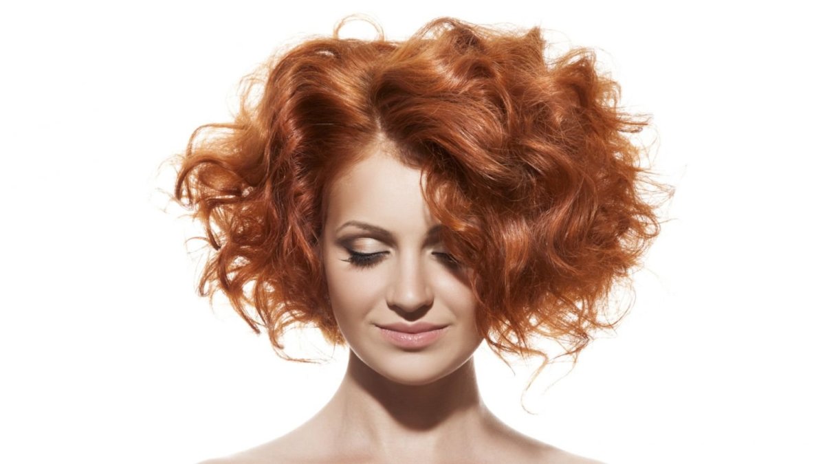 Короткие волнистые рыжие волосы