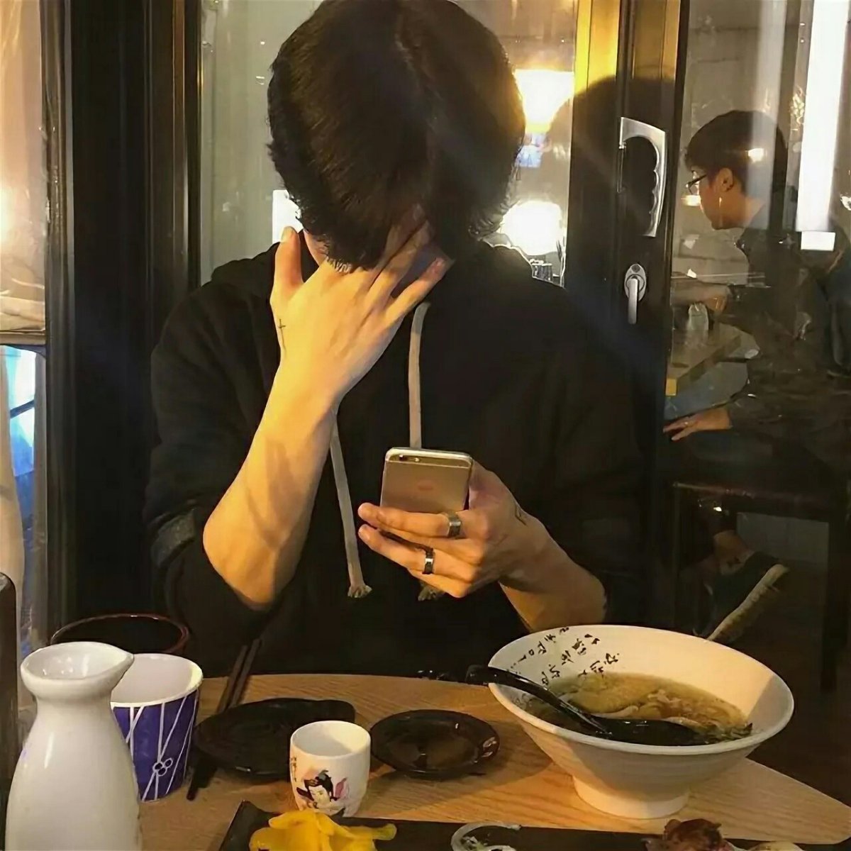 Парен и дека с короткими волосами