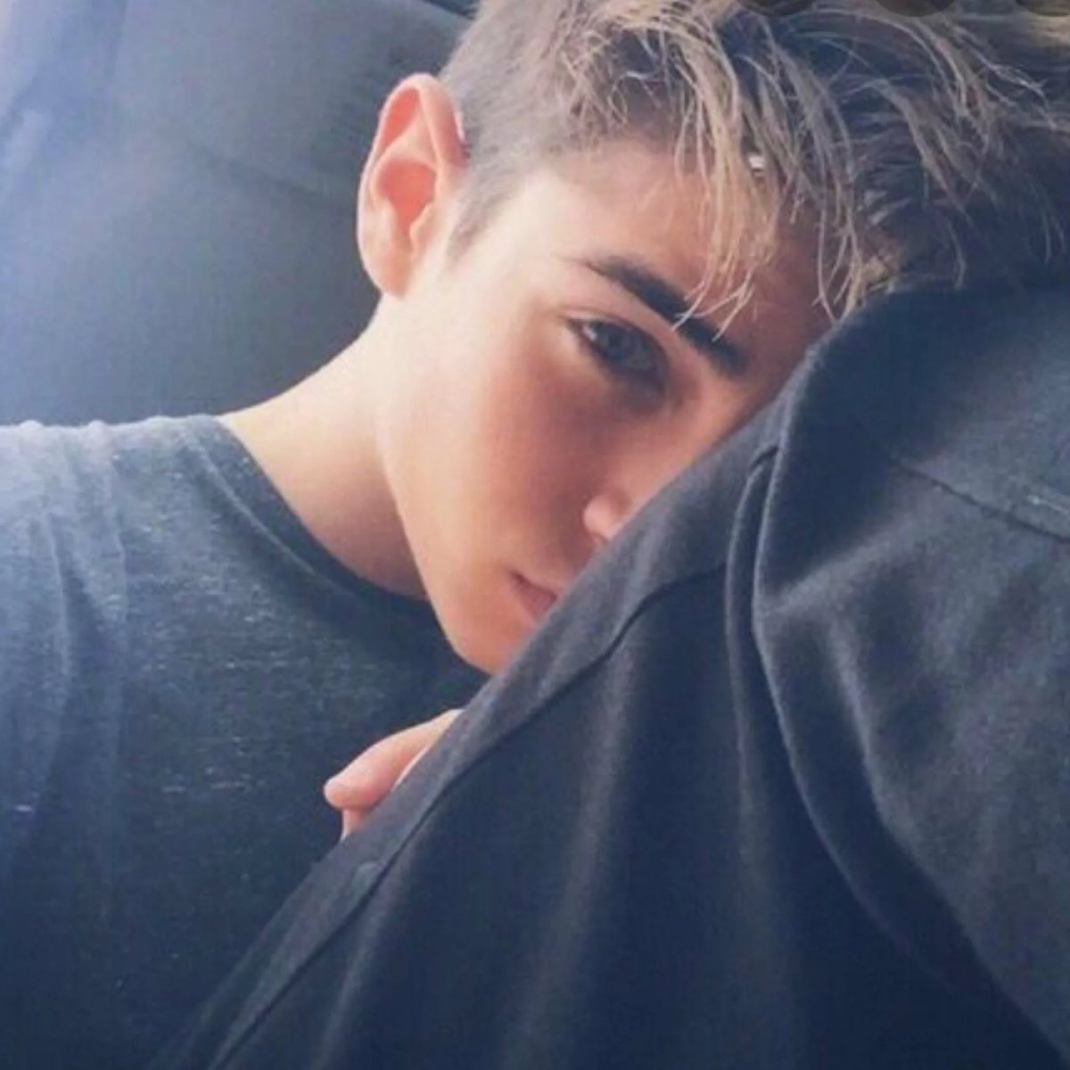 Мальчик и девочка селфи