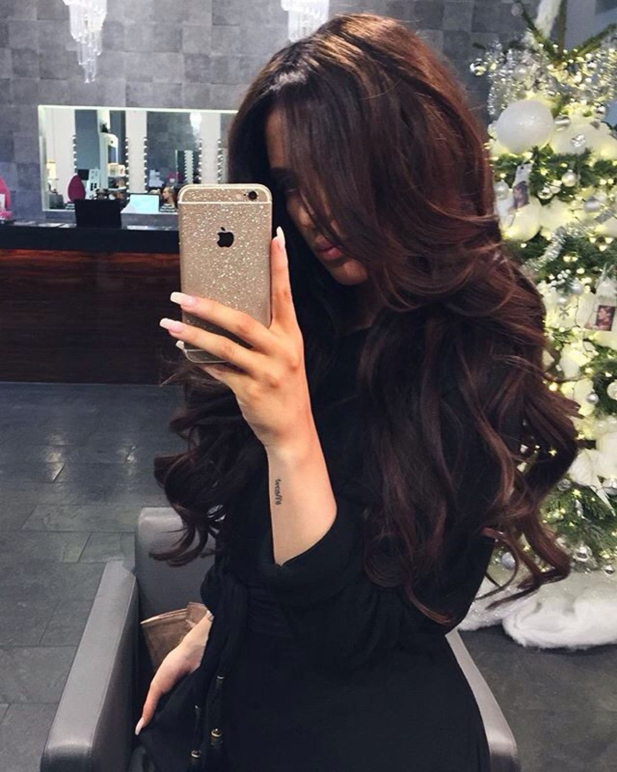 Эстетика длинных волос девушки