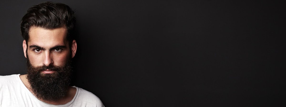 Бородатый мужчина на темном фоне