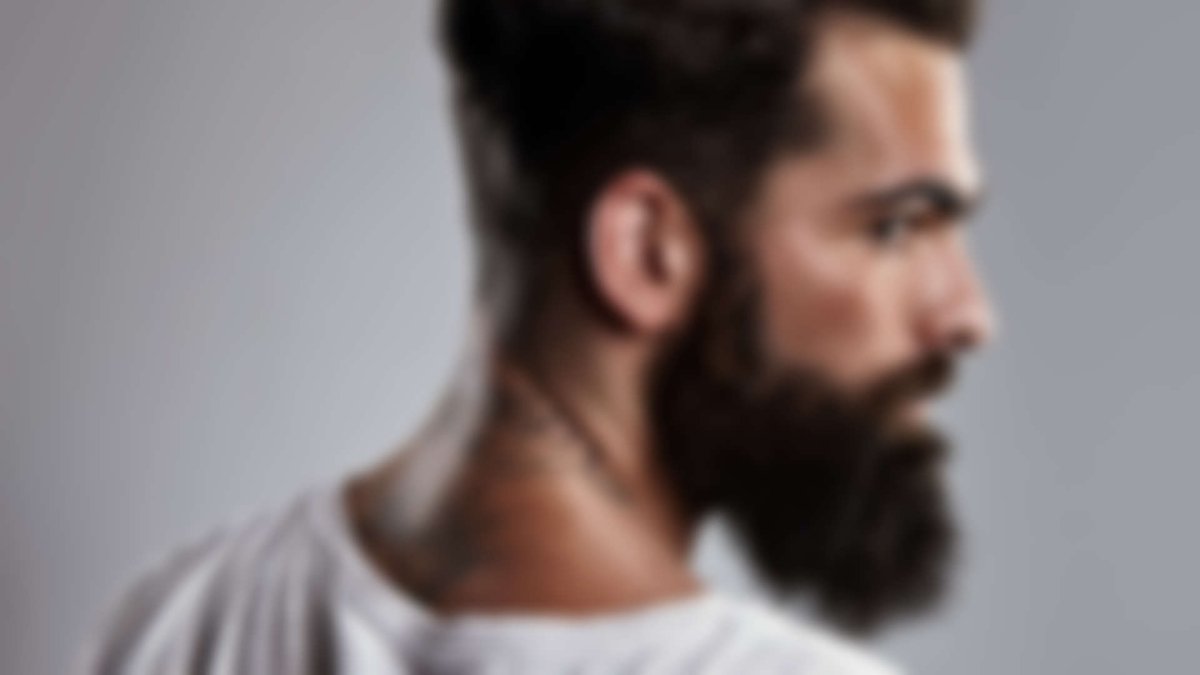 Мужчина с бородой в профиль