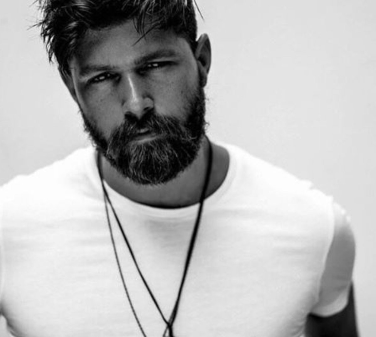 Брутальный мужчина с бородой