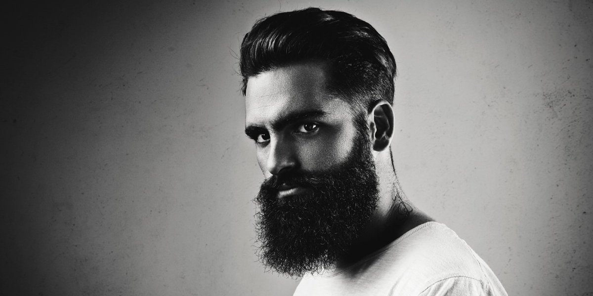 Бородатый мужчина в профиль