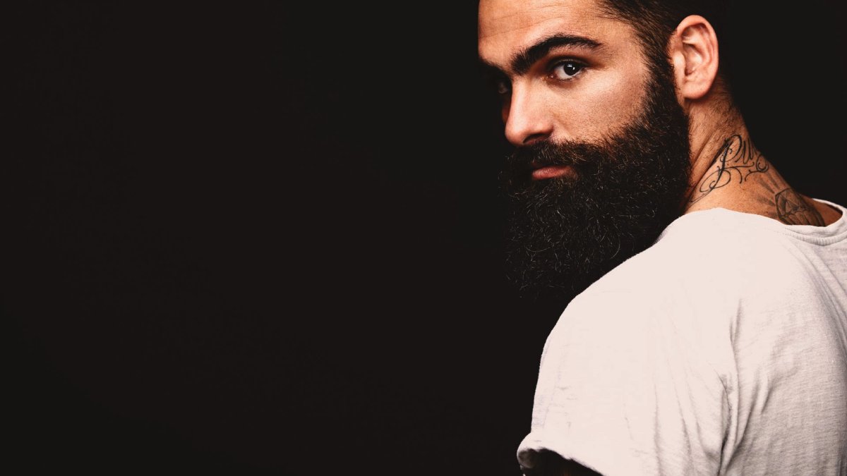 Бородатый мужчина на темном фоне