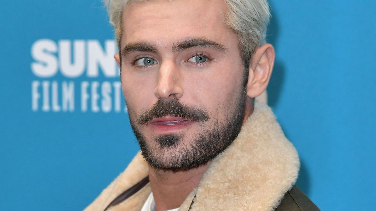 Зак Эфрон с белыми волосами