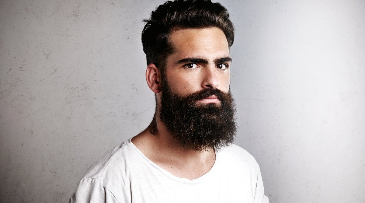 Высокий бородатый мужчина