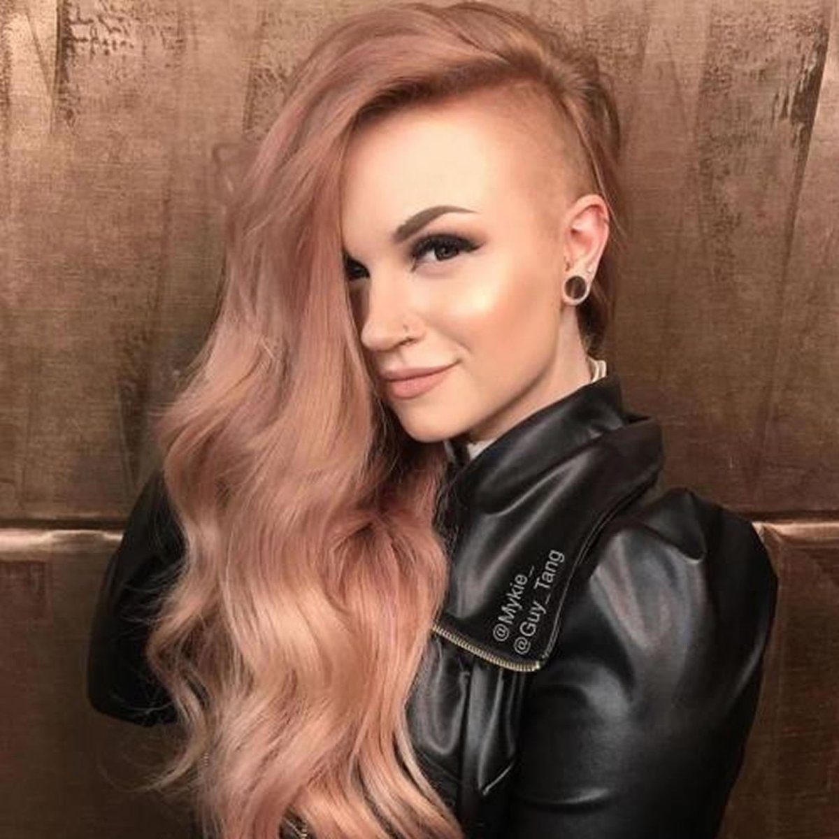 Розовые волосы короткая стрижка с выбритыми