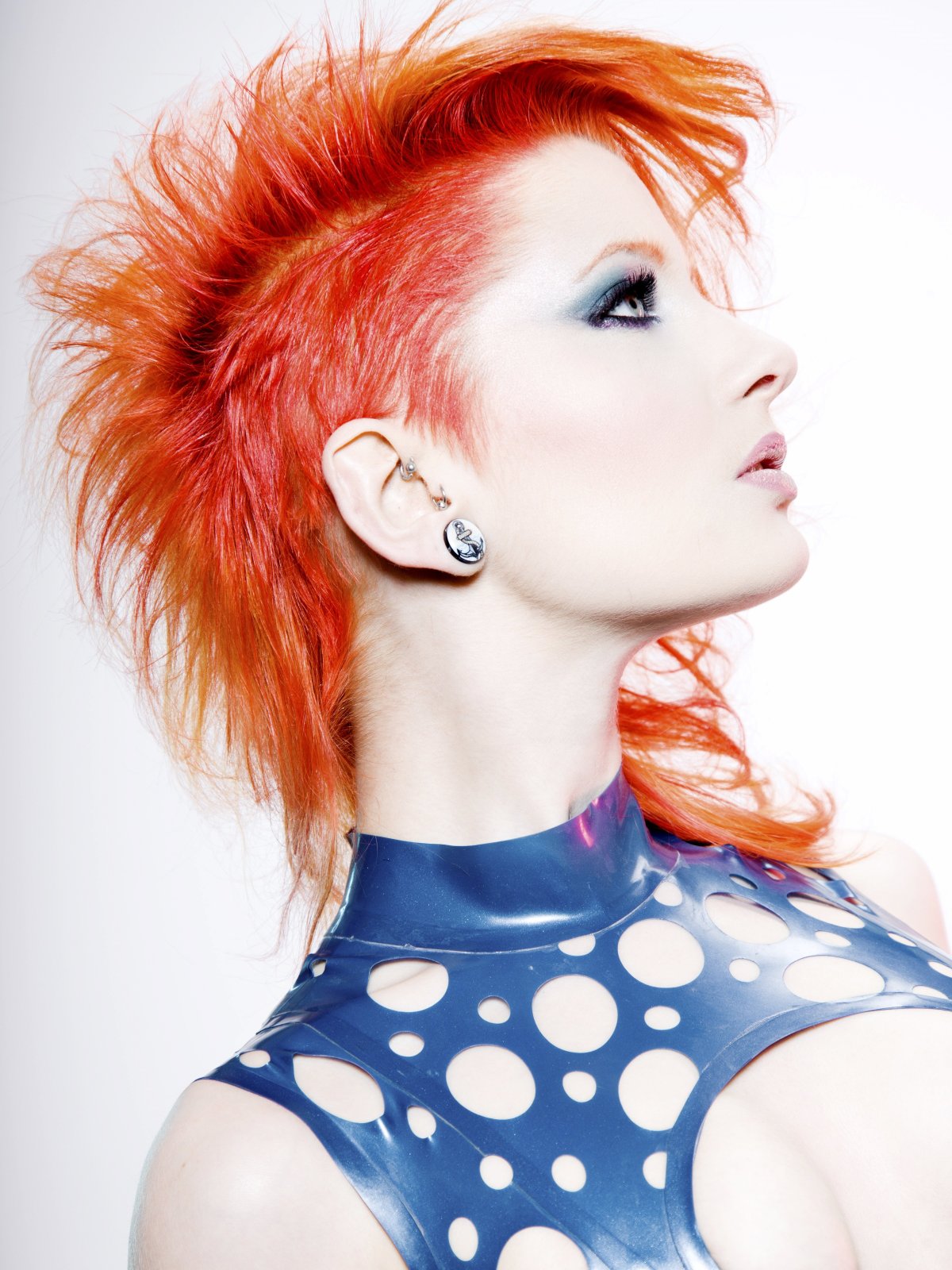 Рыжая с выбритыми висками