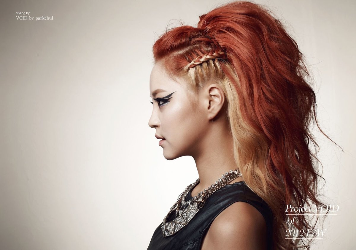 Стрижки с выбритыми висками и синими волосами