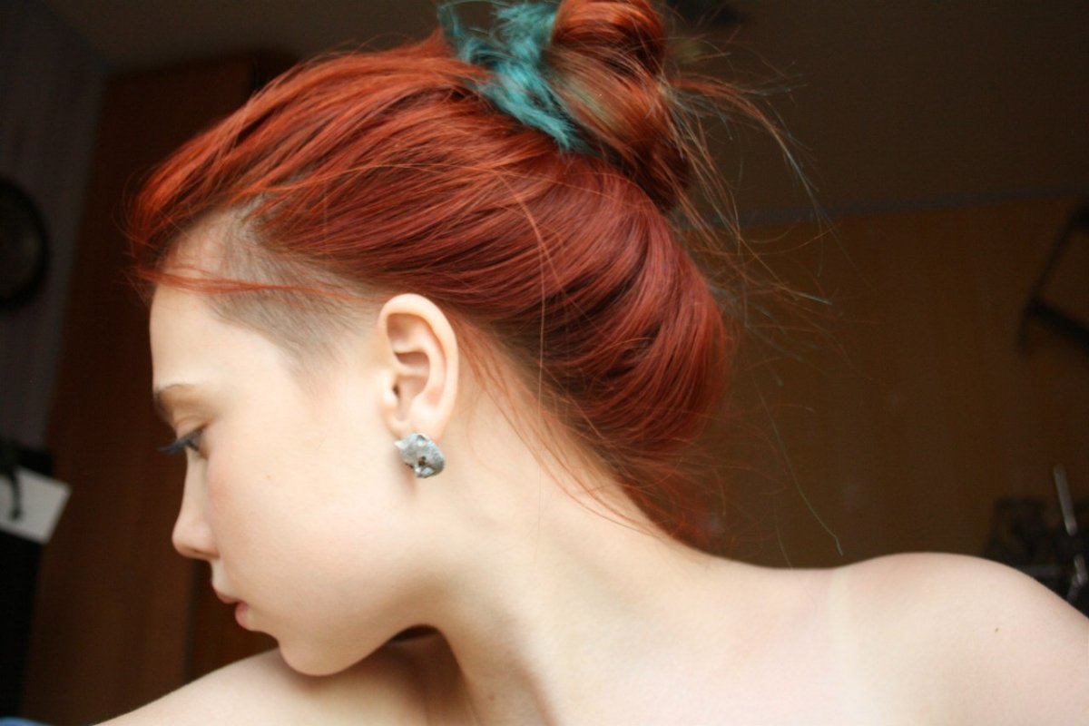 Прическа в рокерском стиле