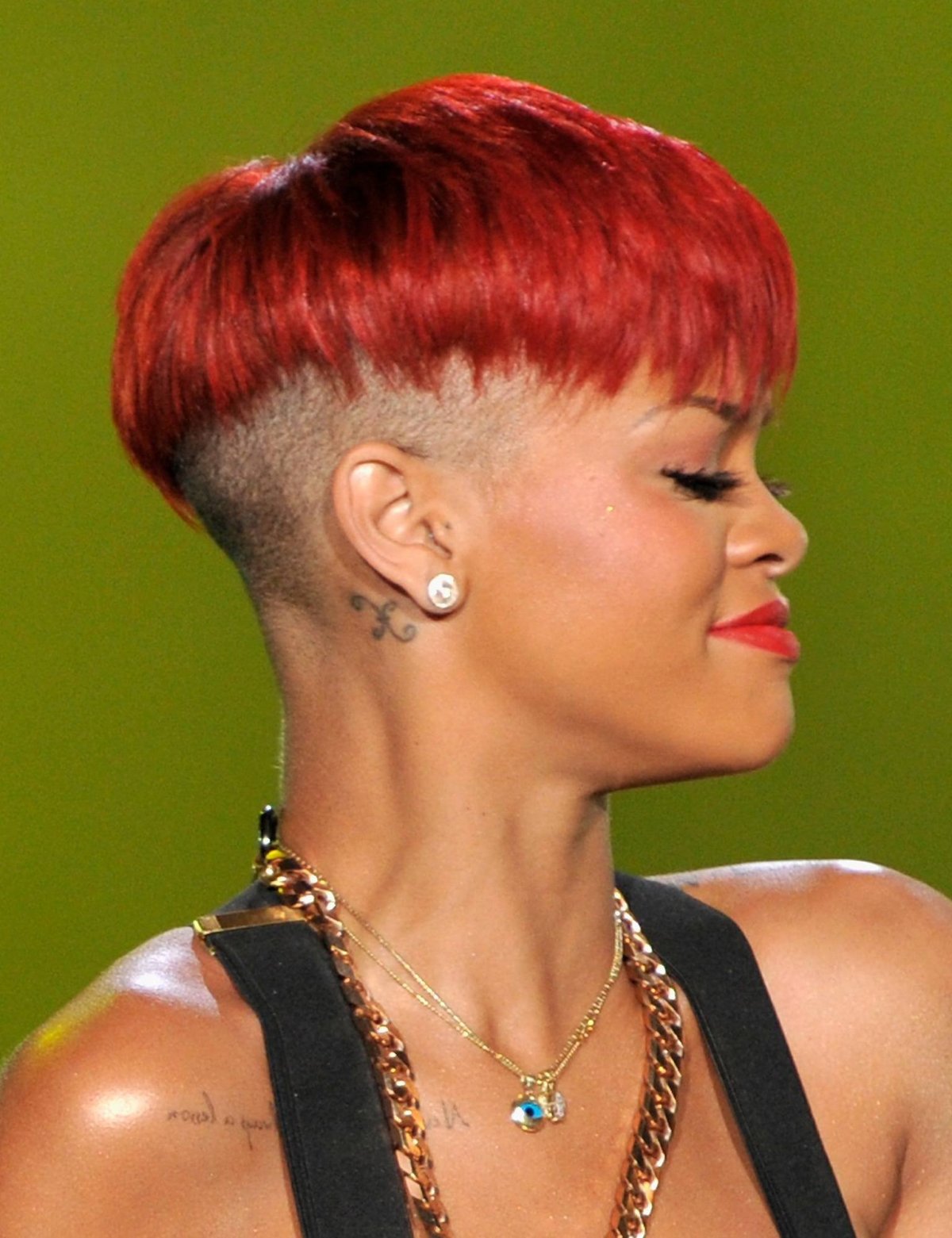 Девушка с красными волосами