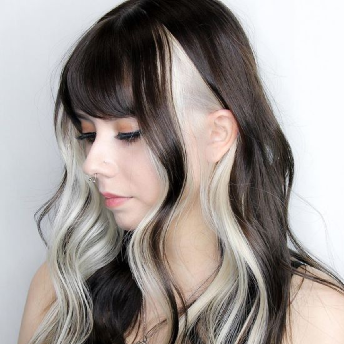 Блондинистые пряди на темных волосах