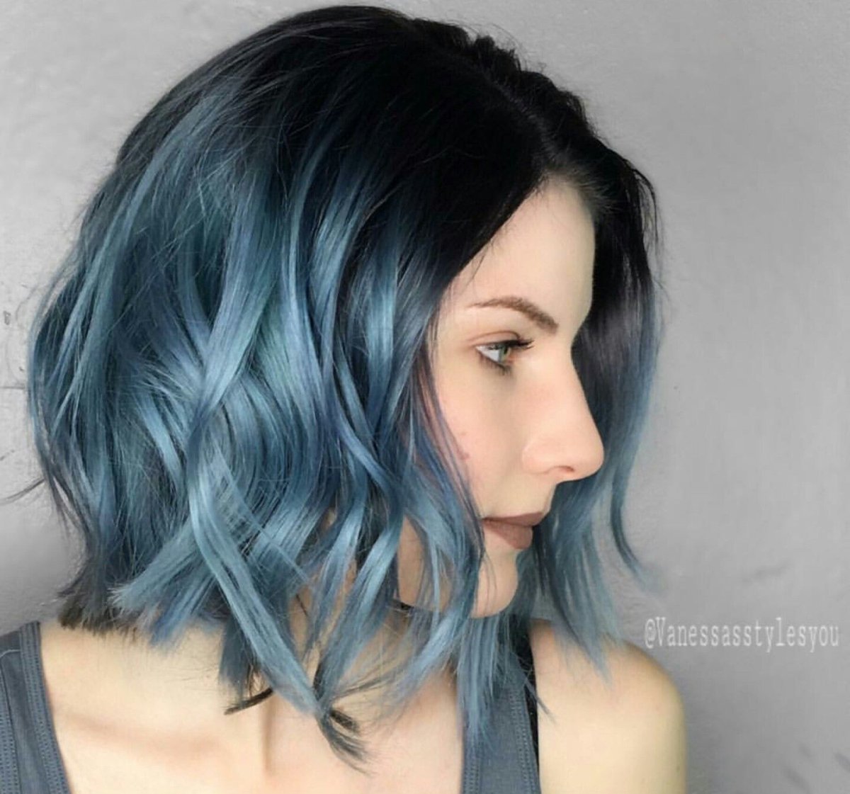 Синий цвет на коротких волосах