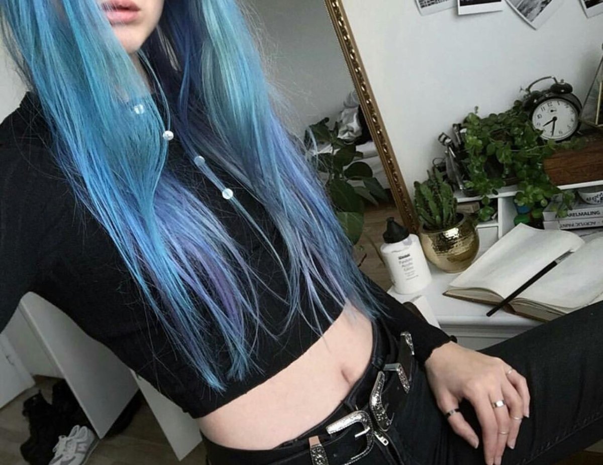 Девушка с длинными синими волосами