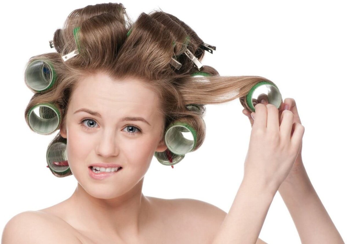 Девушка в бигуди