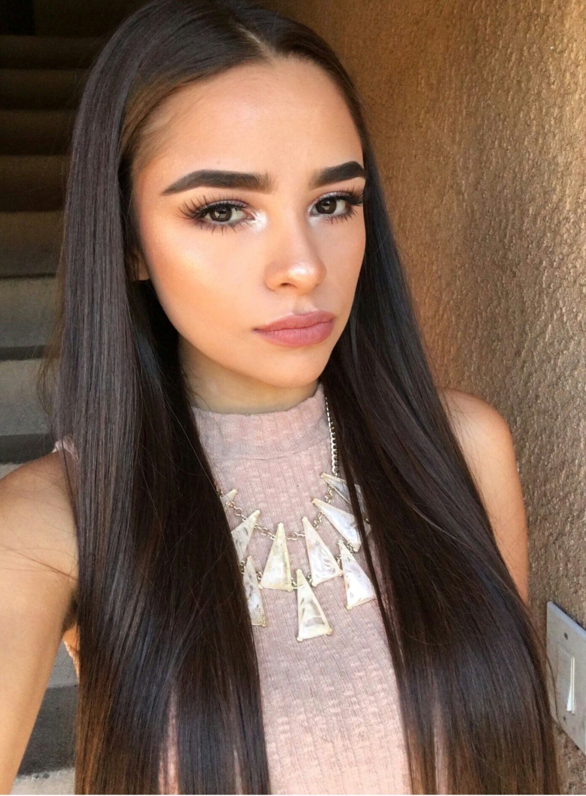 Черные волосы и коричневые брови