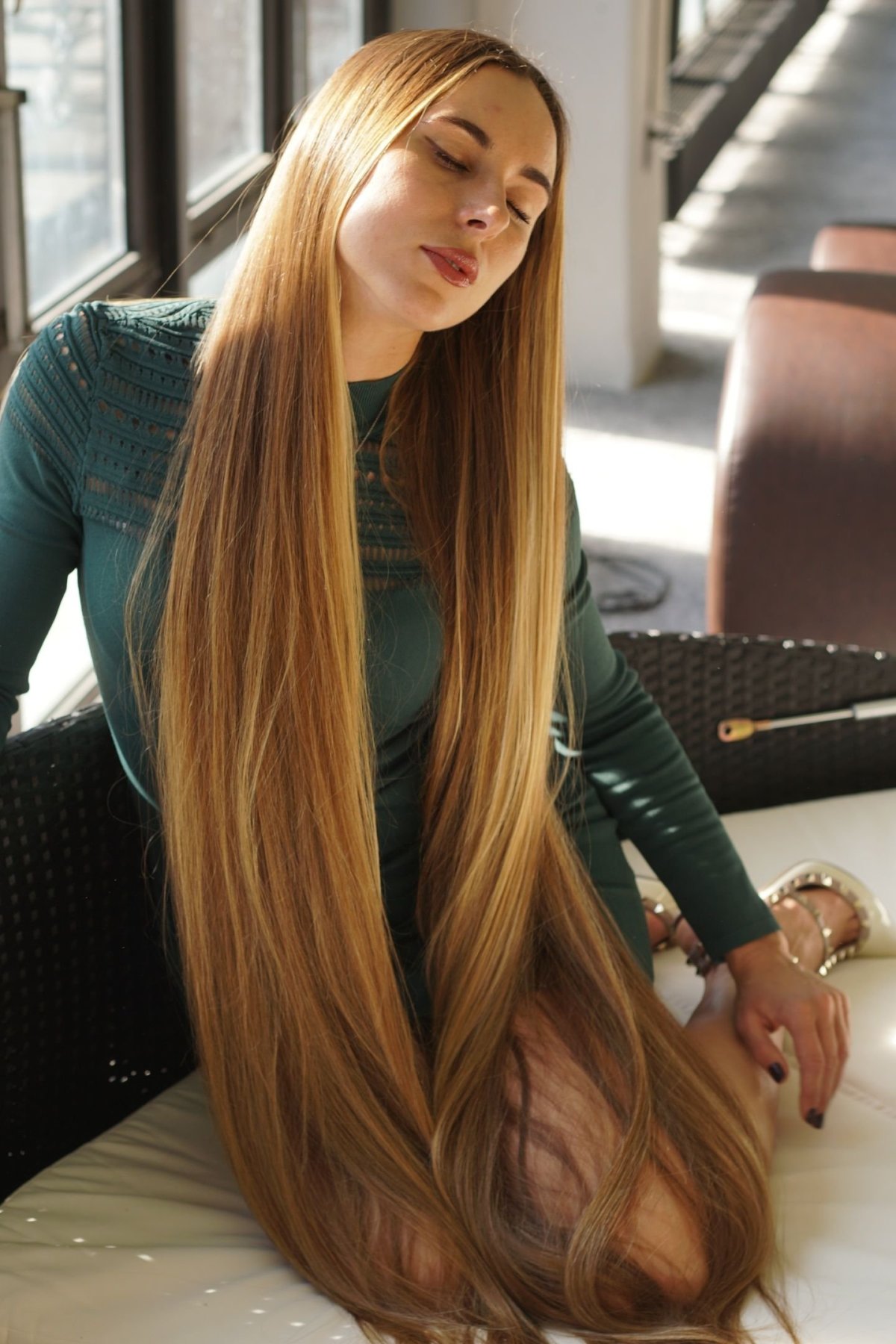 Полукруглый срез на длинных волосах