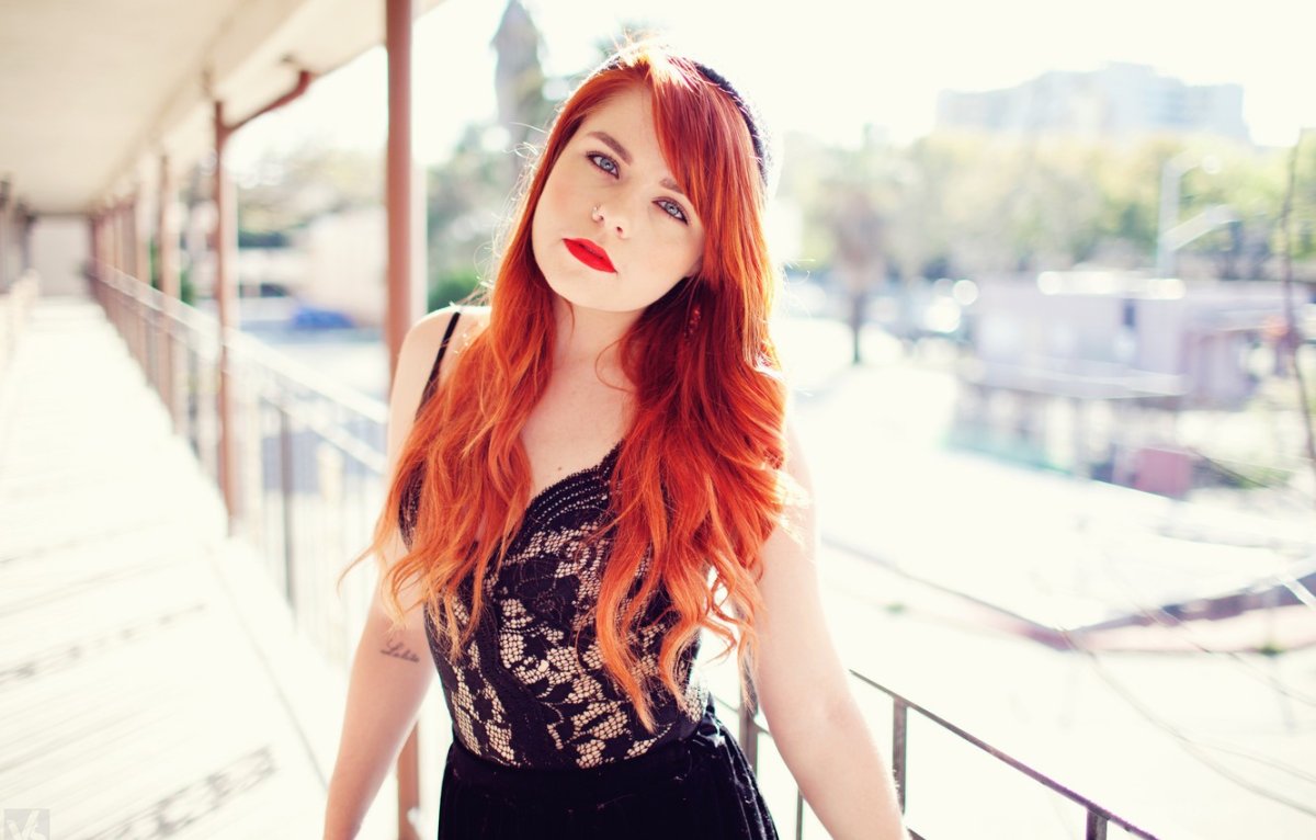 Ярко рыжая девушка