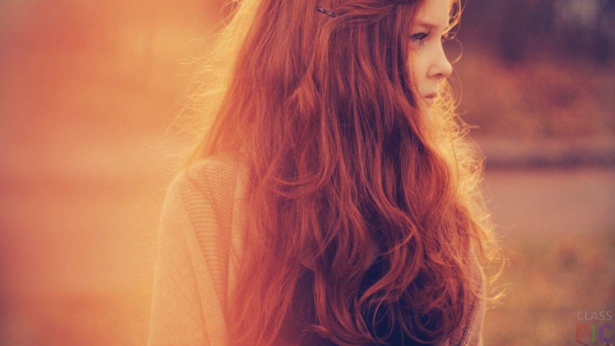 Рыжая девушка со спины