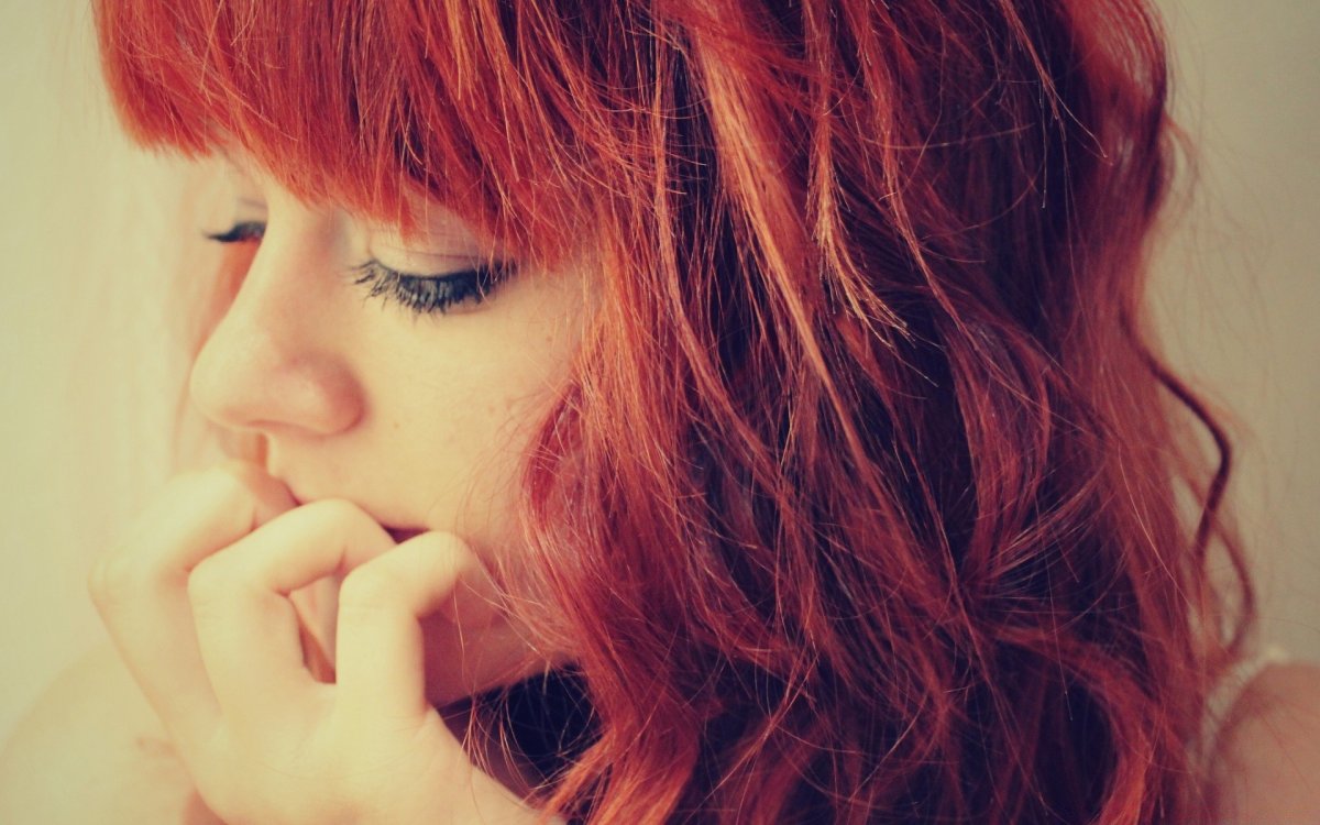 Задумчивая рыжая девушка