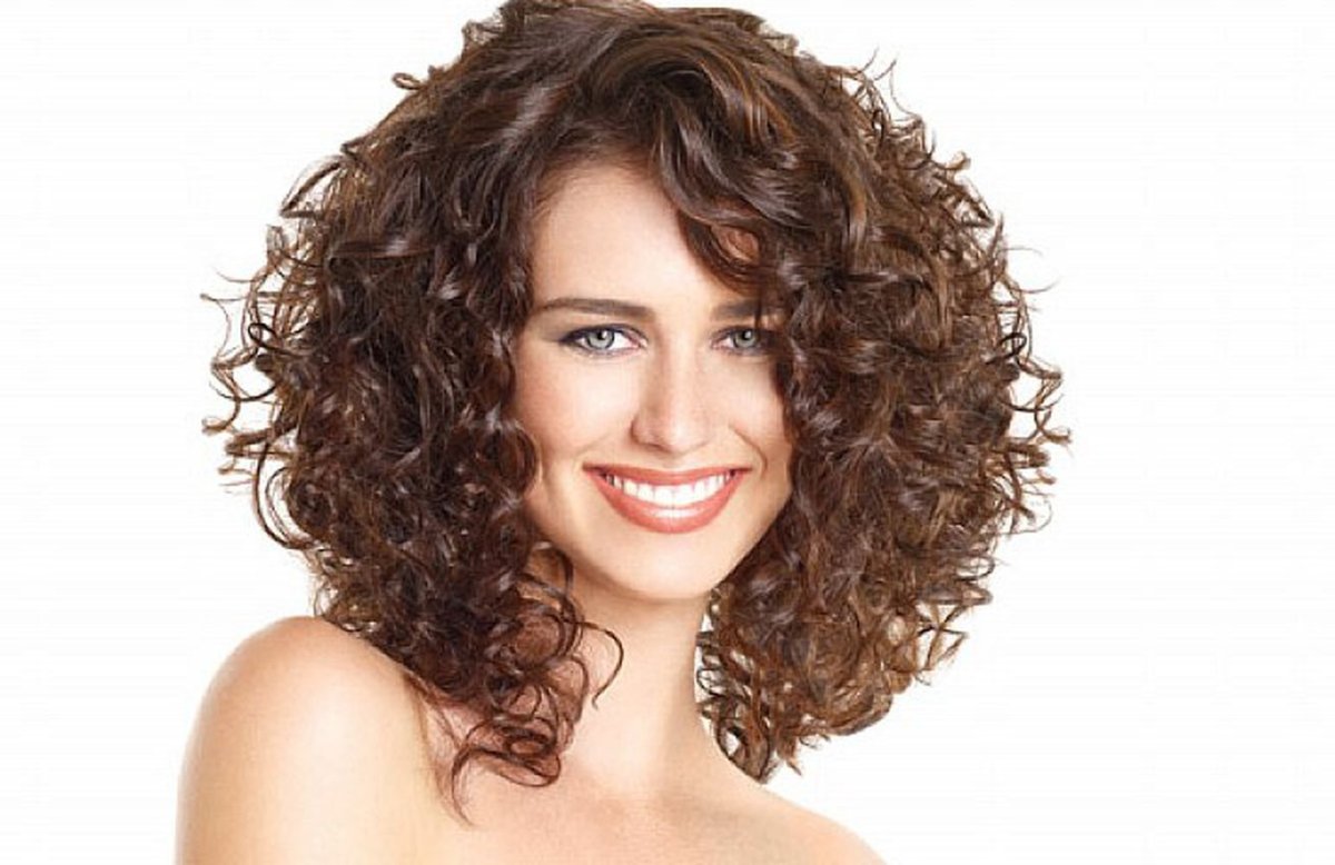 Стрижки на средние волнистые волосы для женщин