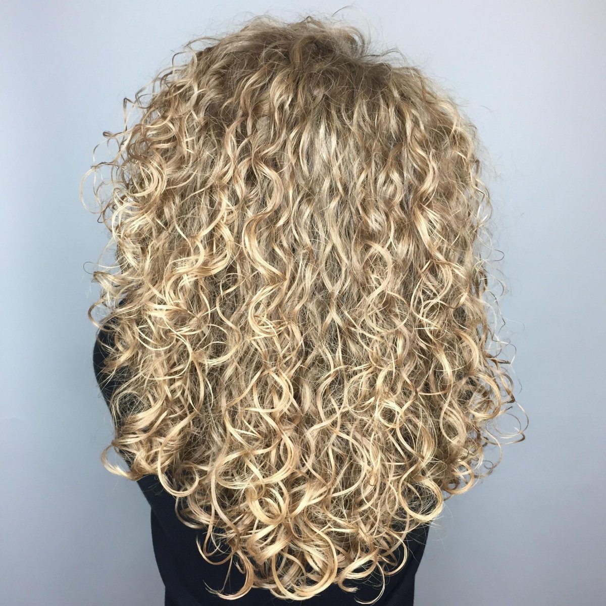 Тейлор Свифт кудрявая