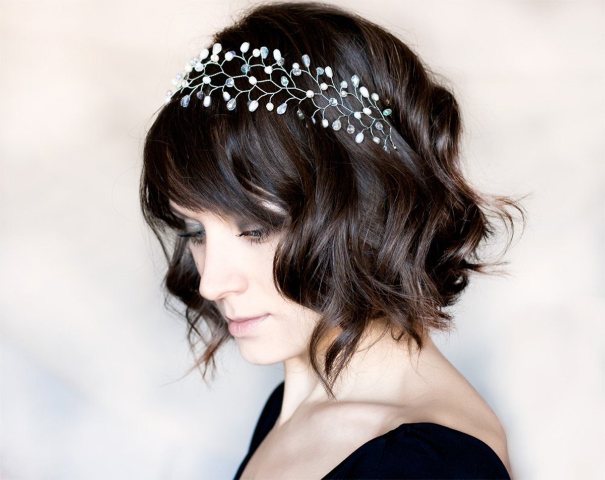 Прическа на выпускной со шпильками