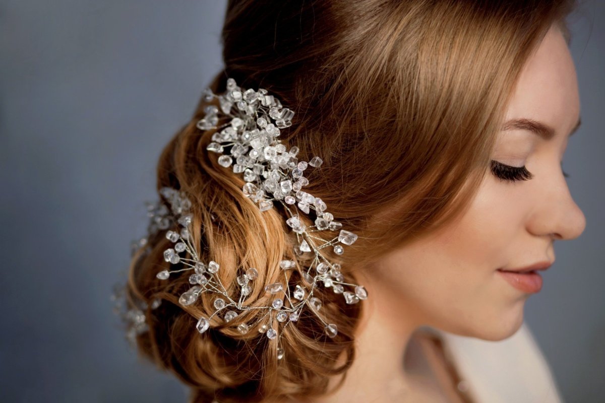 Прическа со стразами